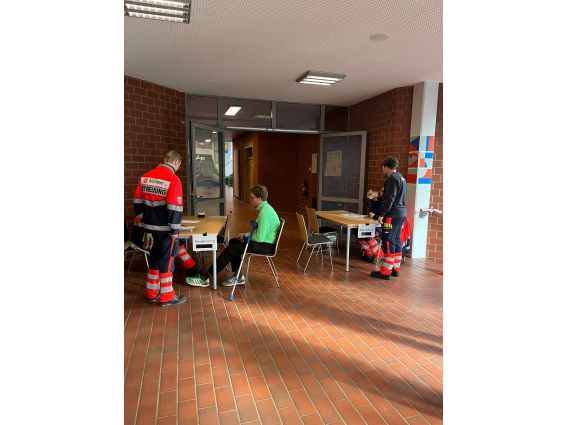 Einsatzkräfte üben den Großschadenfalls an der Heinz-Nixdorf Gesamtschule. © Kreis Paderborn